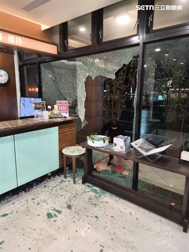 礁溪知名的「山泉大飯店」一樓大廳玻璃因強震碎滿地。（圖／翻攝畫面）