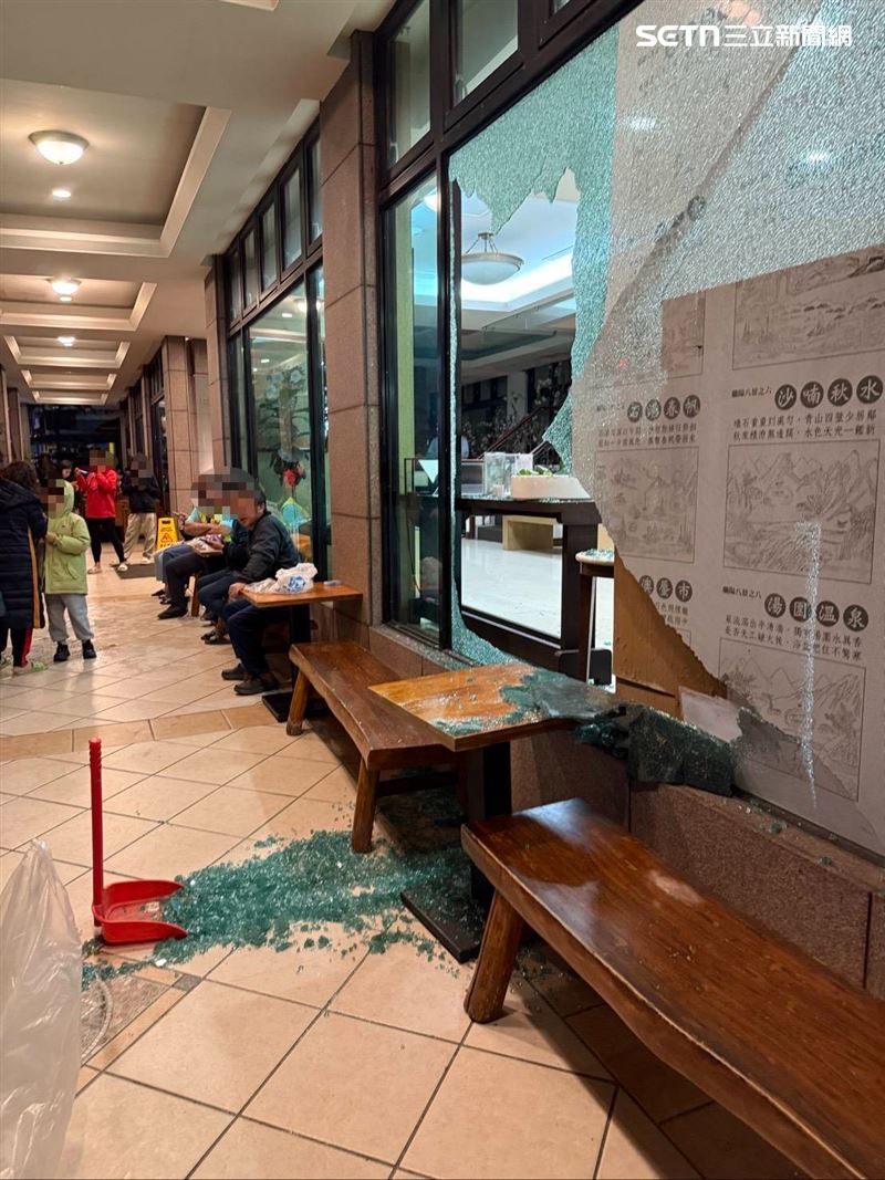 所幸這起玻璃爆裂意外並未造成任何人員受傷。（圖／翻攝畫面）
