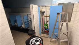 新北市德音國小林姓工友在地震後檢查漏水，卻不慎從A字梯摔落死亡。（圖／翻攝畫面）