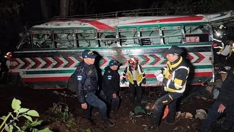 瓜地馬拉驚傳1輛客運失控墜谷，至少造成15死19傷。（圖／翻攝自X平台 @BVoluntariosGT）