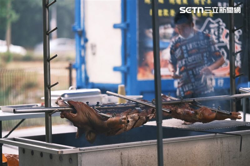 終點站更準備了烤乳豬、烤香腸與多樣熱食,為跑者補充跑後能量、共度豐盛時刻。(圖/翻攝畫面)