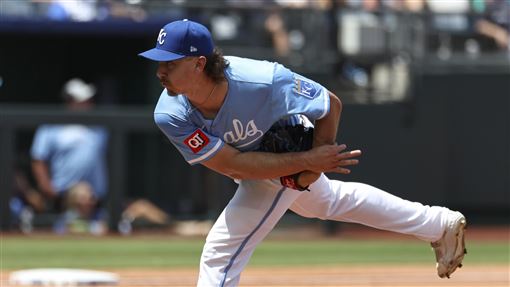 今年只投12場但0失分　小熊1年合約簽下他