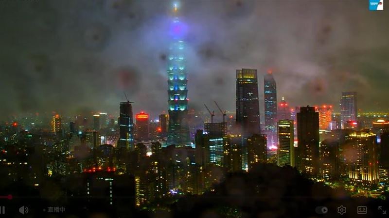 台北市象山的即時影像「鏡頭君」，因地震搖晃不已。（圖／翻攝畫面）