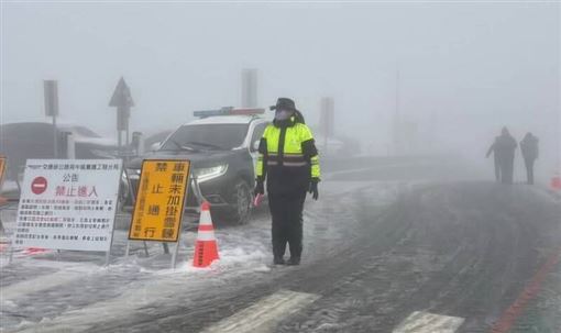 惹心疼！風雪中執勤堅忍不移　女警回應了