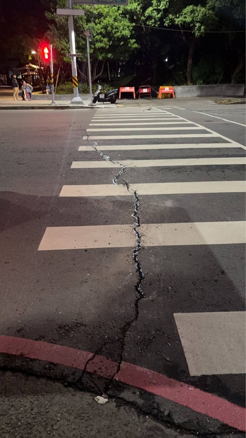 27日深夜宜蘭外海規模7.0地震，造成新北市宏匯廣場前道路裂縫擴大，新莊區公所連夜完成填縫，後續將刨鋪檢修
