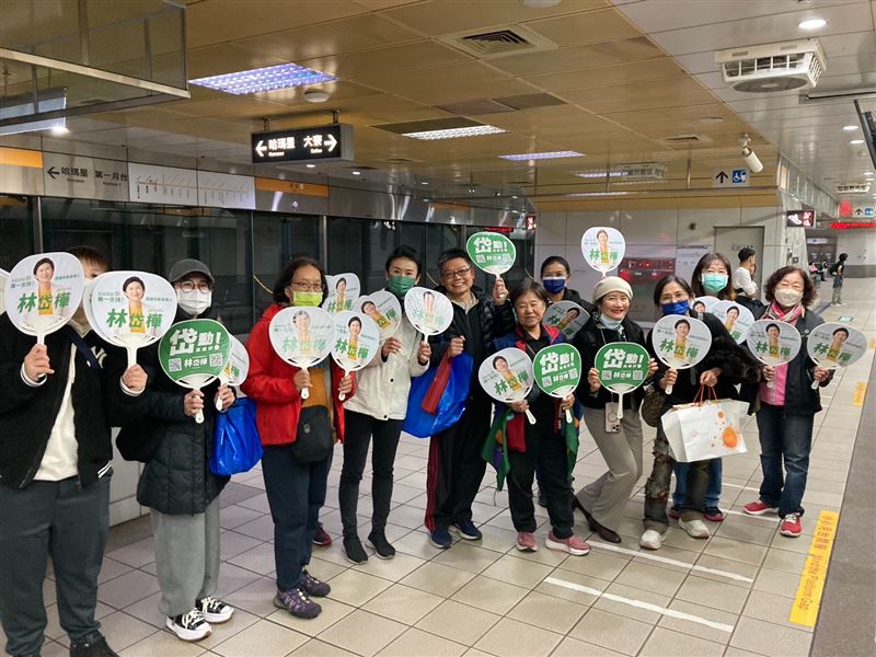 支持者自發「搭捷運去鳳山」，車廂人潮滿載、站內合影成另類造勢畫面。(圖/林岱樺辦公室提供)