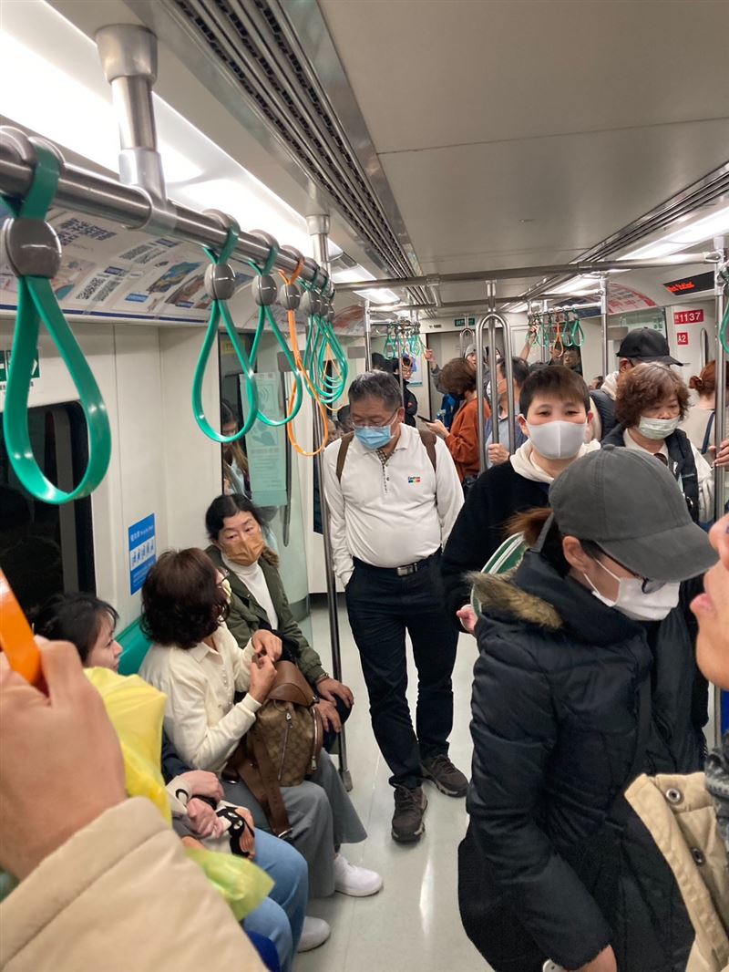 支持者自發「搭捷運去鳳山」，車廂人潮滿載、站內合影成另類造勢畫面。(圖/林岱樺辦公室提供)