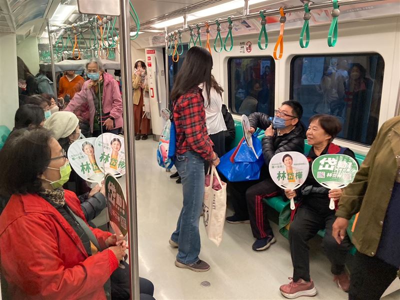 支持者自發「搭捷運去鳳山」，車廂人潮滿載、站內合影成另類造勢畫面。(圖/林岱樺辦公室提供)