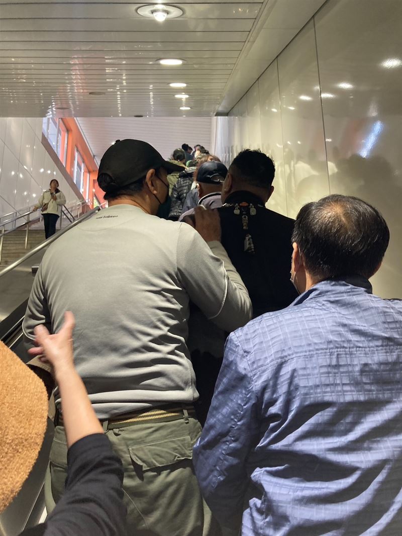 支持者自發「搭捷運去鳳山」，車廂人潮滿載、站內合影成另類造勢畫面。(圖/林岱樺辦公室提供)