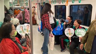 支持者自發前往  車廂人潮成另類造勢畫面