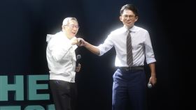 民眾黨「為新北應援」　柯文哲、黃國昌出席台灣民眾黨「為新北應援X DO THE BEST」活動27日下午在新北市新莊區舉行，前黨主席柯文哲（左）與現任黨主席黃國昌（右）同台亮相，互相碰拳致意。中央社記者趙世勳攝　114年12月27日
