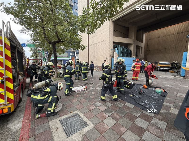 台北市復興南路一處捷運機房發生火警。（圖／翻攝畫面）