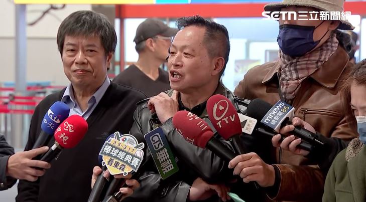 獨派團體「台灣國」前往機場為蔣萬安「送行」。（圖／翻攝畫面）