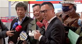 獨派團體「台灣國」為蔣萬安送行，游智彬亂入受訪現場送和平鴿。（圖／翻攝畫面）