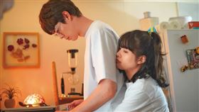 岸井雪乃（右）搭檔宮澤冰魚（左）主演的《佐藤妻夫物語》，講述一對情侶從交往到離婚的故事，貼近日常的描繪引人共鳴。（圖／鏡週刊）