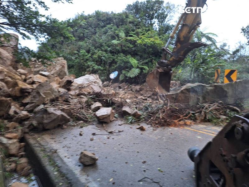 新北市平溪106線72.3公里處，驚傳巨大土石崩落，目前道路雙向封閉。（圖／翻攝畫面）
