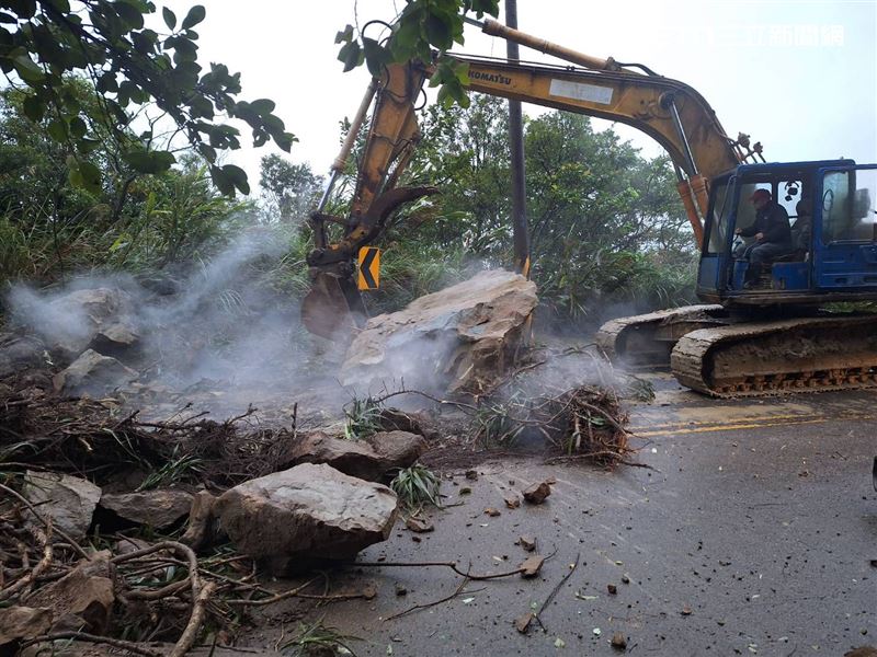 新北市平溪106線72.3公里處，驚傳巨大土石崩落，目前道路雙向封閉。（圖／翻攝畫面）