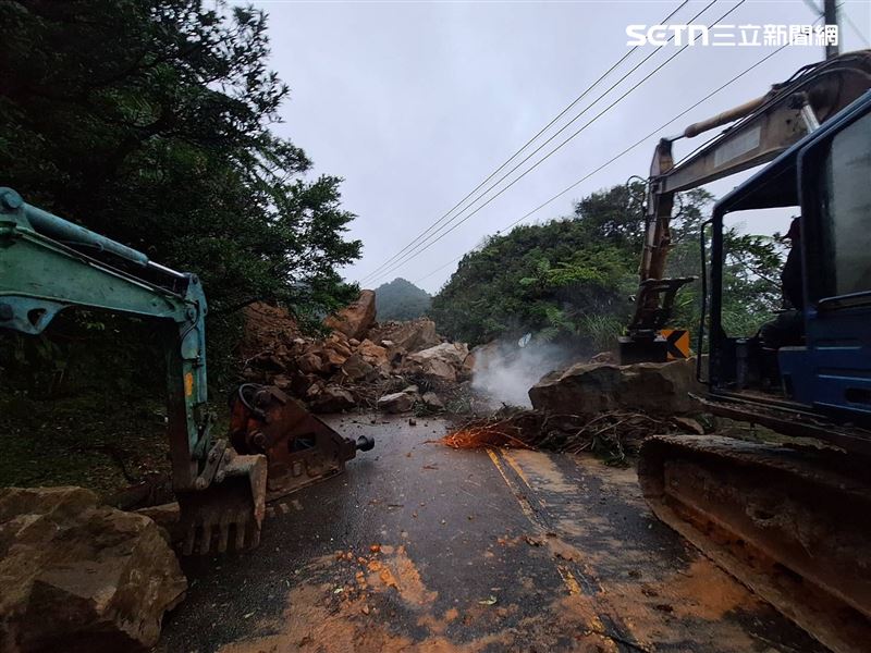 新北市平溪106線72.3公里處，驚傳巨大土石崩落，目前道路雙向封閉。（圖／翻攝畫面）