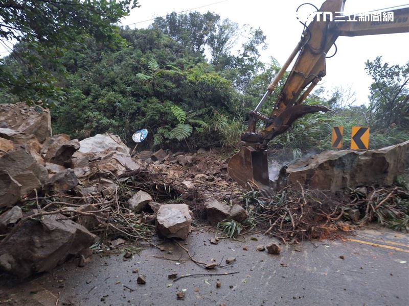 新北市平溪106線72.3公里處，驚傳巨大土石崩落，目前道路雙向封閉。（圖／翻攝畫面）