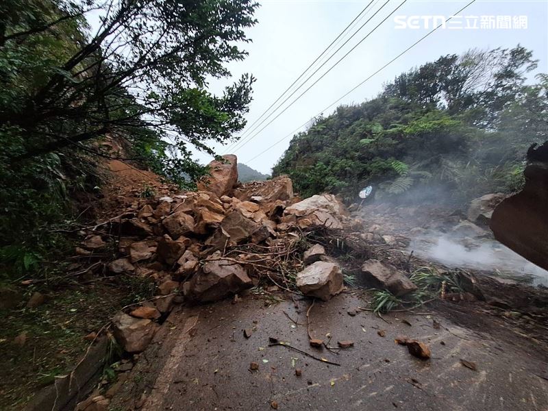 新北市平溪106線72.3公里處，驚傳巨大土石崩落，目前道路雙向封閉。（圖／翻攝畫面）