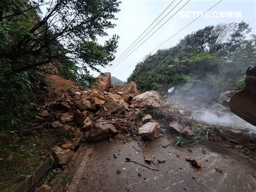 疑強震+連日大雨！新北平溪驚傳巨石崩落