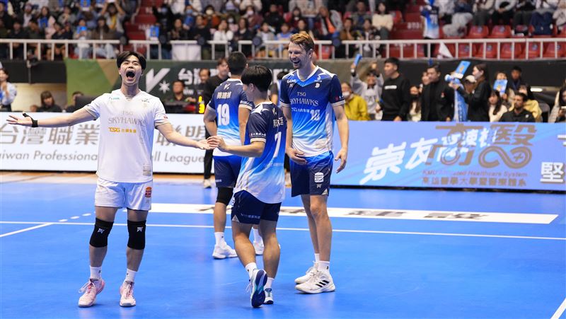 TPVL職業排球聯盟，台鋼天鷹「拔莊成功」，終結台中連莊開季23連勝紀錄。（圖／台鋼天鷹提供）