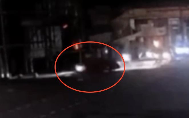 台中男行經惠中路口時，直衝自撞路旁石墩。（圖／翻攝畫面）