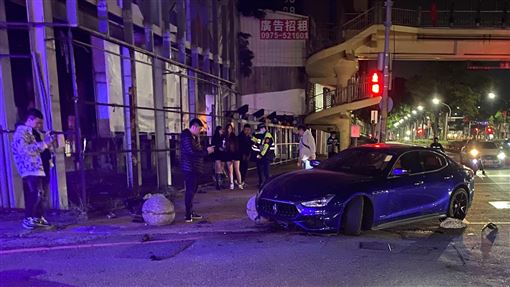 通宵狂歡！台中男撞壞「媽媽的」瑪莎拉蒂
