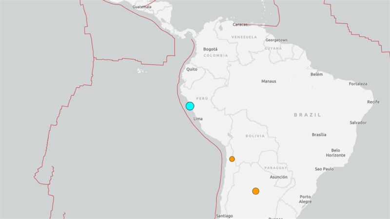秘魯近海今（28）日發生芮氏規模 6.2 強震。震央位於智利聖港（Puerto Santa）以西約 36 公里處（淺藍色圓點）。(圖／翻攝USGS)