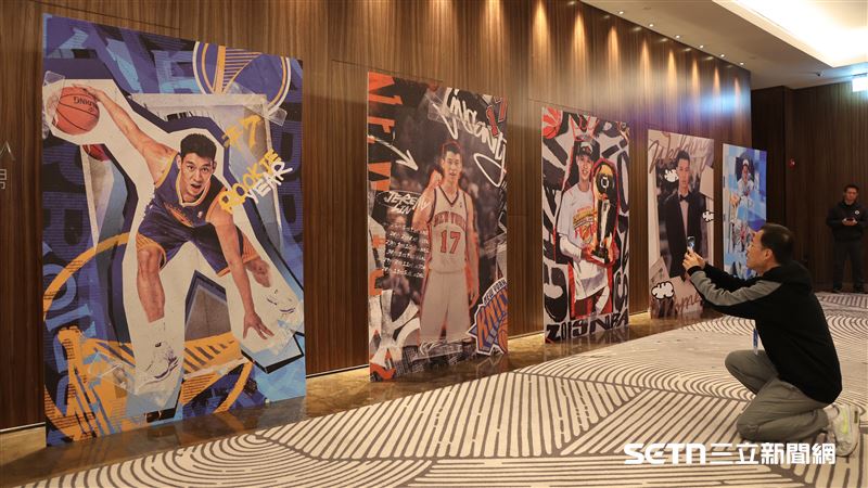 林書豪「豪情不滅」粉絲見面會，現場佈置林書豪球員生涯各時期立牌。（圖／記者劉彥池攝影）