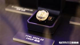 林書豪「豪情不滅」粉絲見面會，現場佈置林書豪獲得的冠軍戒和獎盃。（圖／記者劉彥池攝影）