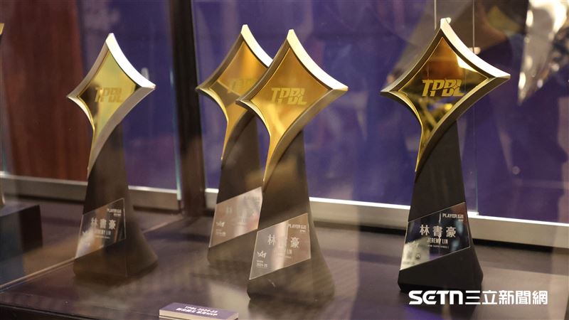 林書豪「豪情不滅」粉絲見面會，現場佈置林書豪獲得的冠軍戒和獎盃。（圖／記者劉彥池攝影）