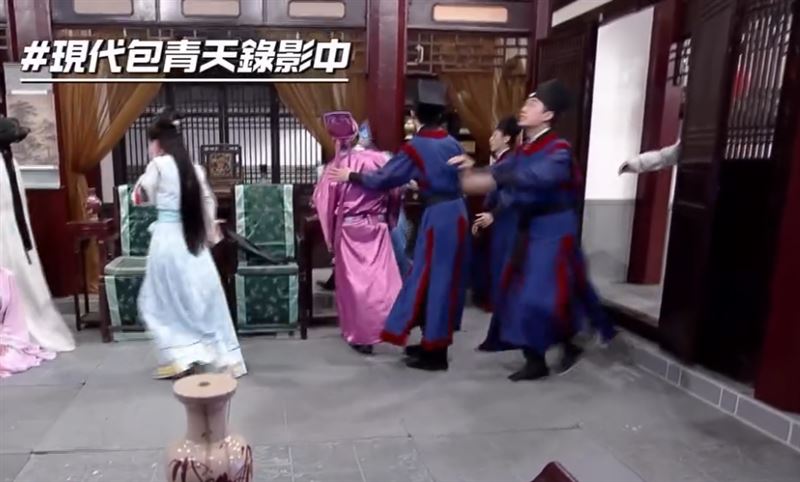 網友發現地震發生當下，有演員出面護著胡瓜。（圖／Threads＠bigbangshow_）