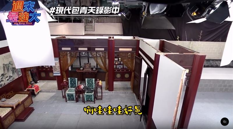 攝影棚上方大型照明燈劇烈搖晃，可見地震之大，場面驚心動魄。（圖／Threads＠bigbangshow_）