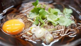日本的蕎麥麵有多重含意，除了長壽，還有富貴、去厄運的代表意義。（示意圖／PIXABAY）