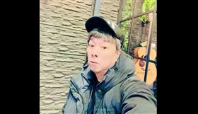 曹西平在28日凌晨12時過後於臉書發文透露，地震發生時他正坐在椅子上，先感受到強烈搖晃，隨後手機才響起警報。（圖／翻攝自曹西平直播同樂會FB）