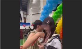 Dcard上有網友討論此事件，網友直呼「沒撕好衣服破了內衣就露面了」。（圖／翻攝自DCARD）