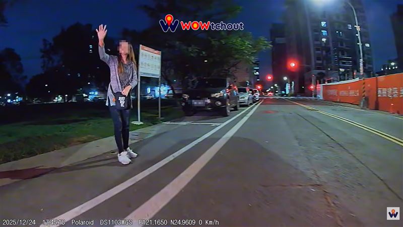 儘管女子舉手示意,但駕駛不予理會,直接倒車停入停車格。(圖/翻攝自「WoWtchout - 地圖型行車影像分享平台」YT頻道)