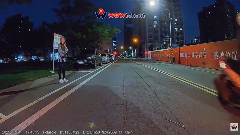 一名藍衣女子以身體「人肉佔位」。(圖/翻攝自「WoWtchout - 地圖型行車影像分享平台」YT頻道)