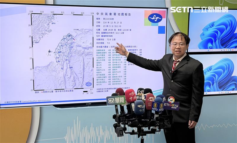 地震測報中心科長陳達毅地震後火速召開記者會。（圖／翻攝畫面）