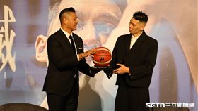 林書豪「豪情不滅」粉絲見面會，PLG副會長陳建州致贈林書豪加盟鋼鐵人投出的第1球。（圖／記者劉彥池攝影）