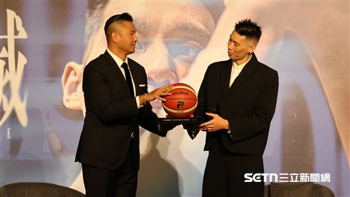 林書豪球迷見面會　陳建州送返台首戰用球