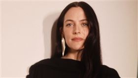 芮莉・克亞芙（Riley Keough）是貓王的外孫女。（圖／翻攝自IG @rileykeough）