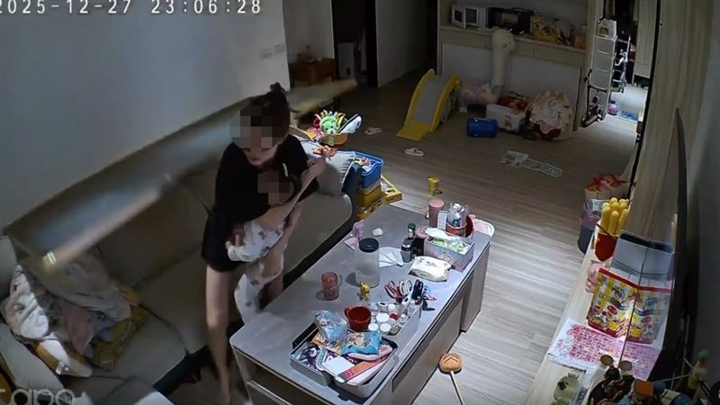 深夜遇強震畫作翻倒，新北一位媽媽抱緊護著女兒安全。（圖／翻攝Threads＠iq22415268）