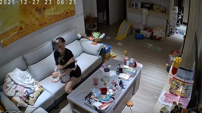 深夜遇強震畫作翻倒，新北一位媽媽抱緊護著女兒安全。（圖／翻攝Threads＠iq22415268）