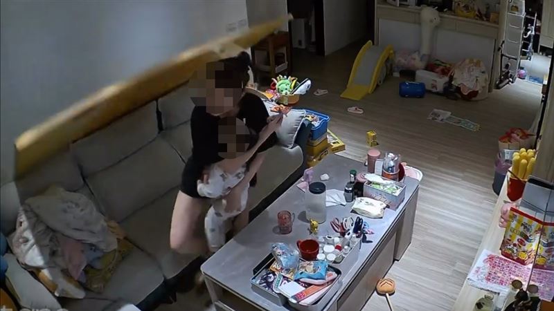 深夜遇強震畫作翻倒，新北一位媽媽抱緊護著女兒安全。（圖／翻攝Threads＠iq22415268）