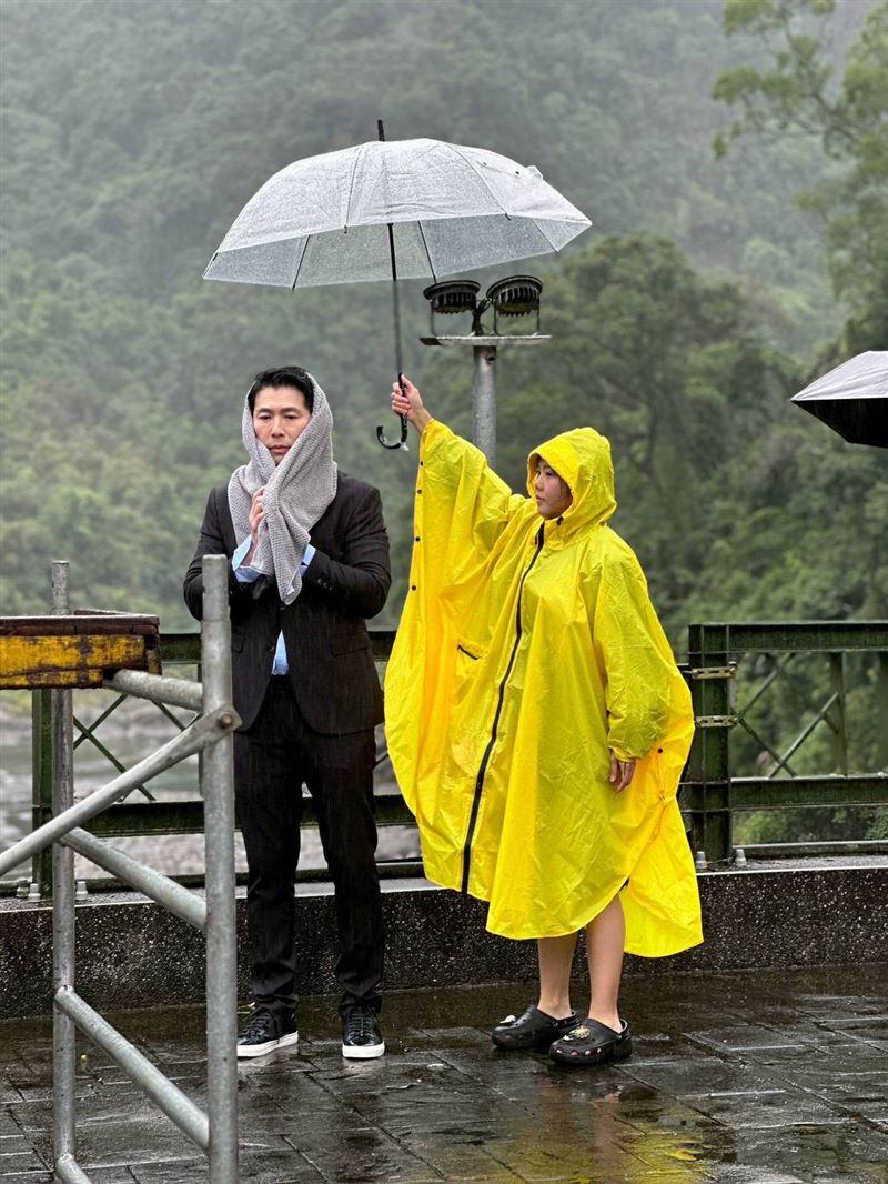 黃少祺寒流拍攝跳橋戲。（圖／三立提供）