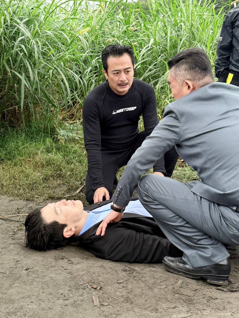 林佑星替黃少祺人工呼吸。（圖／三立提供）
