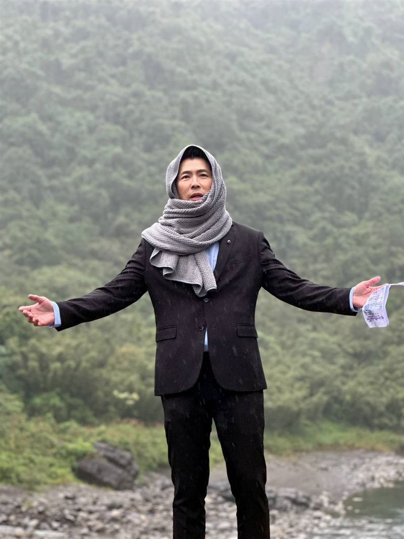 黃少祺在寒風中反覆走位、淋雨拍攝。（圖／三立提供）