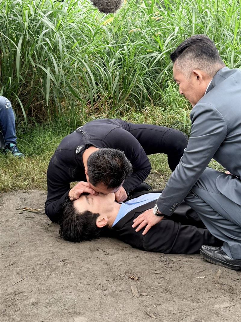 林佑星替黃少祺人工呼吸。（圖／三立提供）